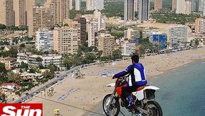 Record mondial incredibil! A mers pe sarma cu motorul, la 185 de metri inaltime
