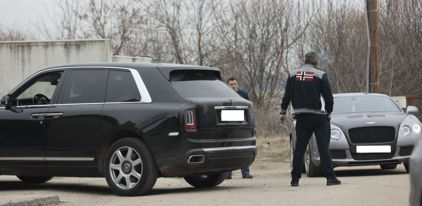 "Regele brutarilor", la o scurtă discuție în zona Pipera (Foto: CANCAN.RO)