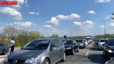 Coadă infernală la podul de la Cernavodă. Românii se întorc acasă, după trei zile petrecute pe litoralul românesc