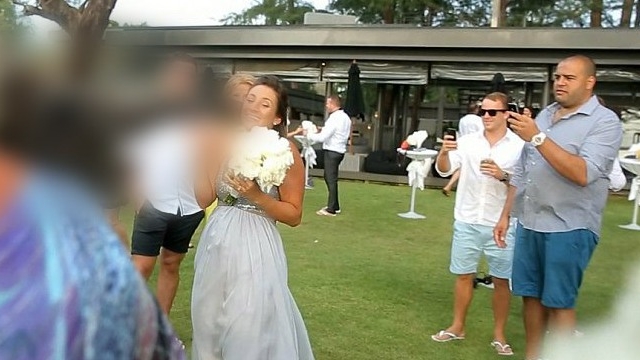 A trait surpriza vietii ei la propria nunta! A venit fara invitatie si era cat pe ce sa-i manance parul...