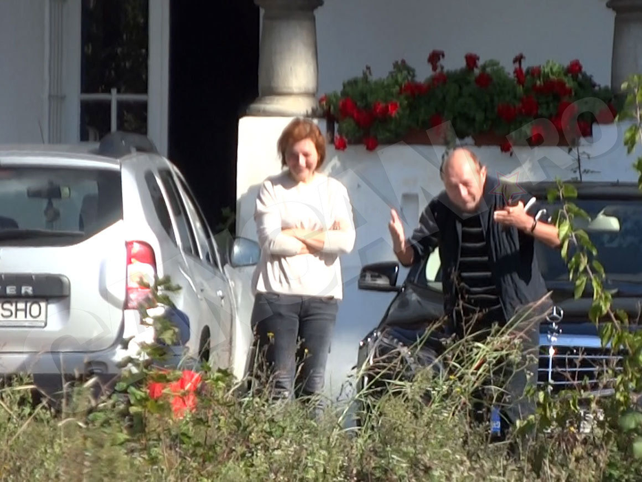 Imagini fabuloase realizate de CANCAN.ro cu super-bunicul Băse. S-a jucat ”de-a v-aţi ascunselea” cu nepoţelul în parcare!
