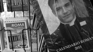 BLASFEMIE! In ce ipostaze apar PREOTII de la Vatican, intr-un CALENDAR care se vinde acum pe strazile Romei