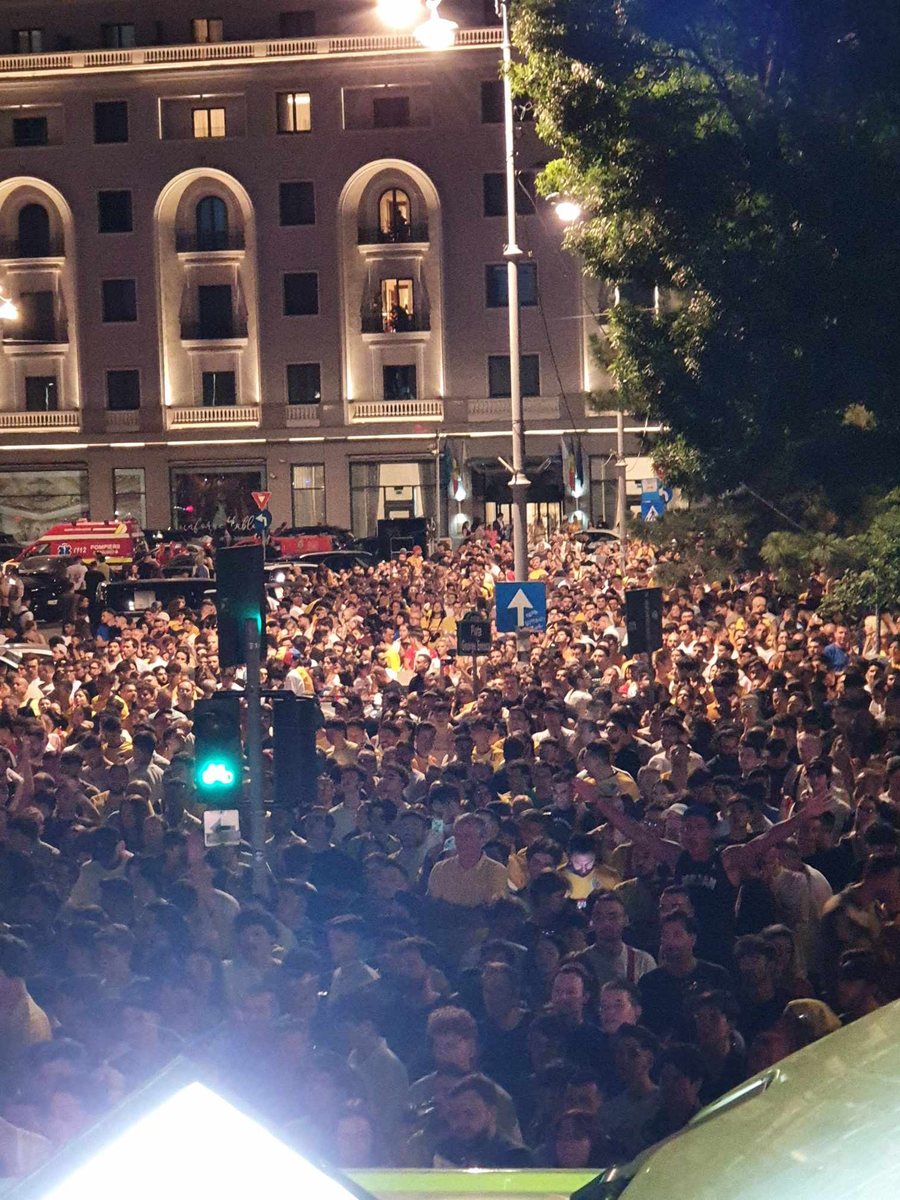 Românii n-au mai putut să intre în fan zone-ul special amenajat