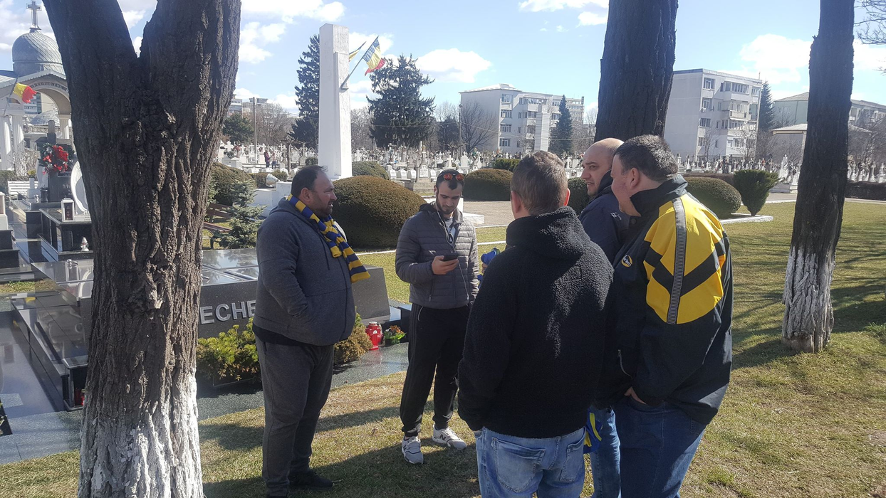 Fanii echipei de fotbal FCM Bacău au aprins fumigene galben-albastre la mormântul lui Sechelariu