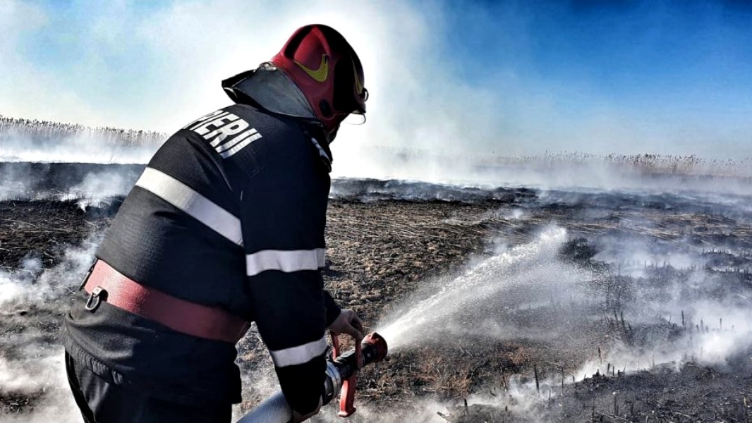 În plină pandemie, poluare extremă în București. Fumul care iese din pământ: ”Arde la 20 de cm dedesubt!”