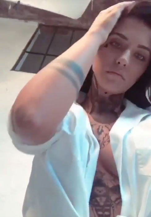 Alex Velea i-a trimis un selfie incendiar Antoniei, iar ea l-a făcut public. Privirile tuturor „au aterizat” în zona intimă a artistului. S-a văzut tot