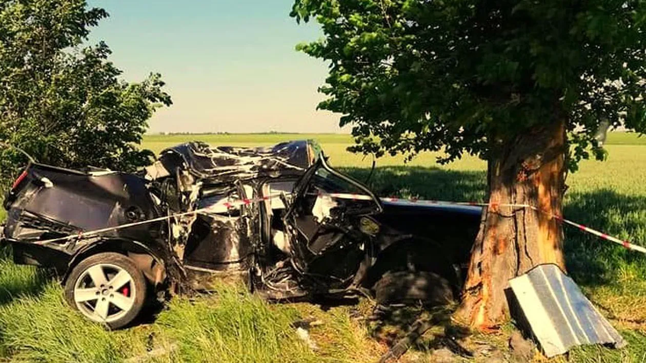 Moarte suspectă în Teleorman! Cum l-au găsit polițiștii pe un tânăr într-o mașină distrusă complet după ce s-a izbit de un copac