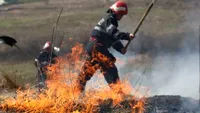 Incendiu de vegetație uscată, întins pe trei hectare, în Prahova