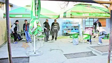 Castigatorul de la loto: cinste modesta cu bere ieftina si napolitane. Milionarul Gica le-a cumparat vecinilor bautura de 100 de lei