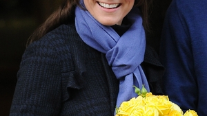 Primele declaraţii ale Prinţului Charles! Fericita mămică Kate Middleton a ieşit din spital! Ce bine arată, nu-i aşa?