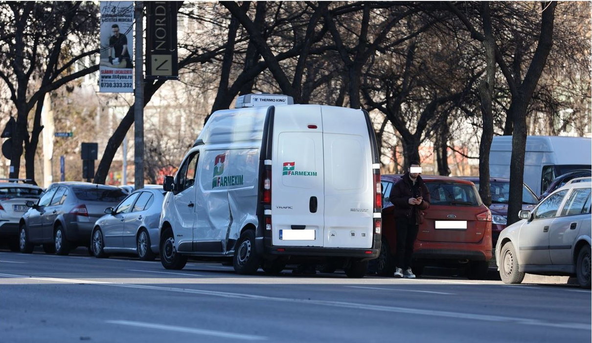 Duba farmaciei a fost și ea avariată și a fost luată tot cu platforma (Foto: CANCAN.RO)