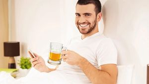 Cui pe cui scoate? Ce se întâmplă dacă, după o noapte de beție, bei o bere a doua zi. Ce spun experții în nutriție