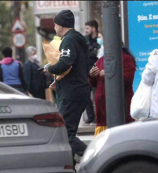 Gigi Becali, surprins de paparazzii CANCAN.RO cu o pungă de bani în brațe, pe stradă (Foto: CANCAN.RO)