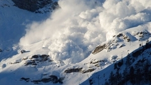 Avalanșe în Munții Bucegi. Turiștii sunt sfătuiți să nu meargă pe traseele închise sau în văi