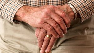 O badantă de origine română, din Italia, a fost dată în judecată după ce a primit 90.000 de euro de la bătrânul asistat