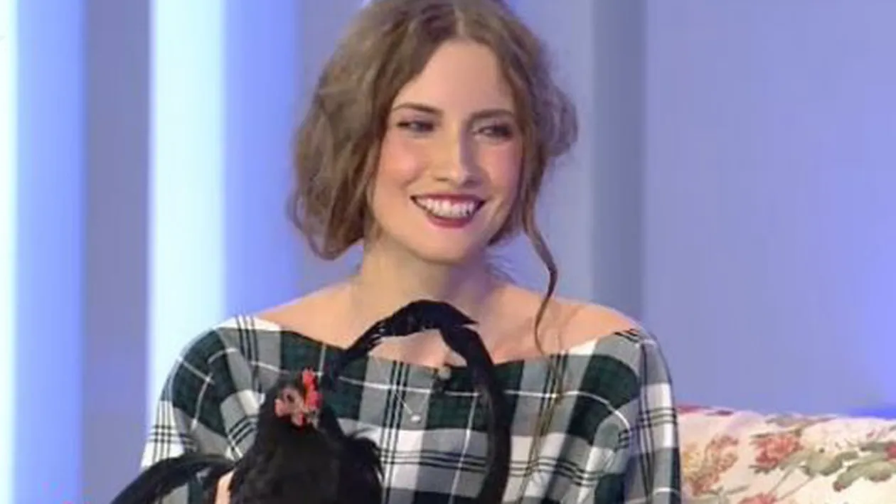 Toata lumea se amuza de sarbatori de Iulia Albu!  De Craciun se taie porcul sau gaina? Cine a indraznist sa spuna ast