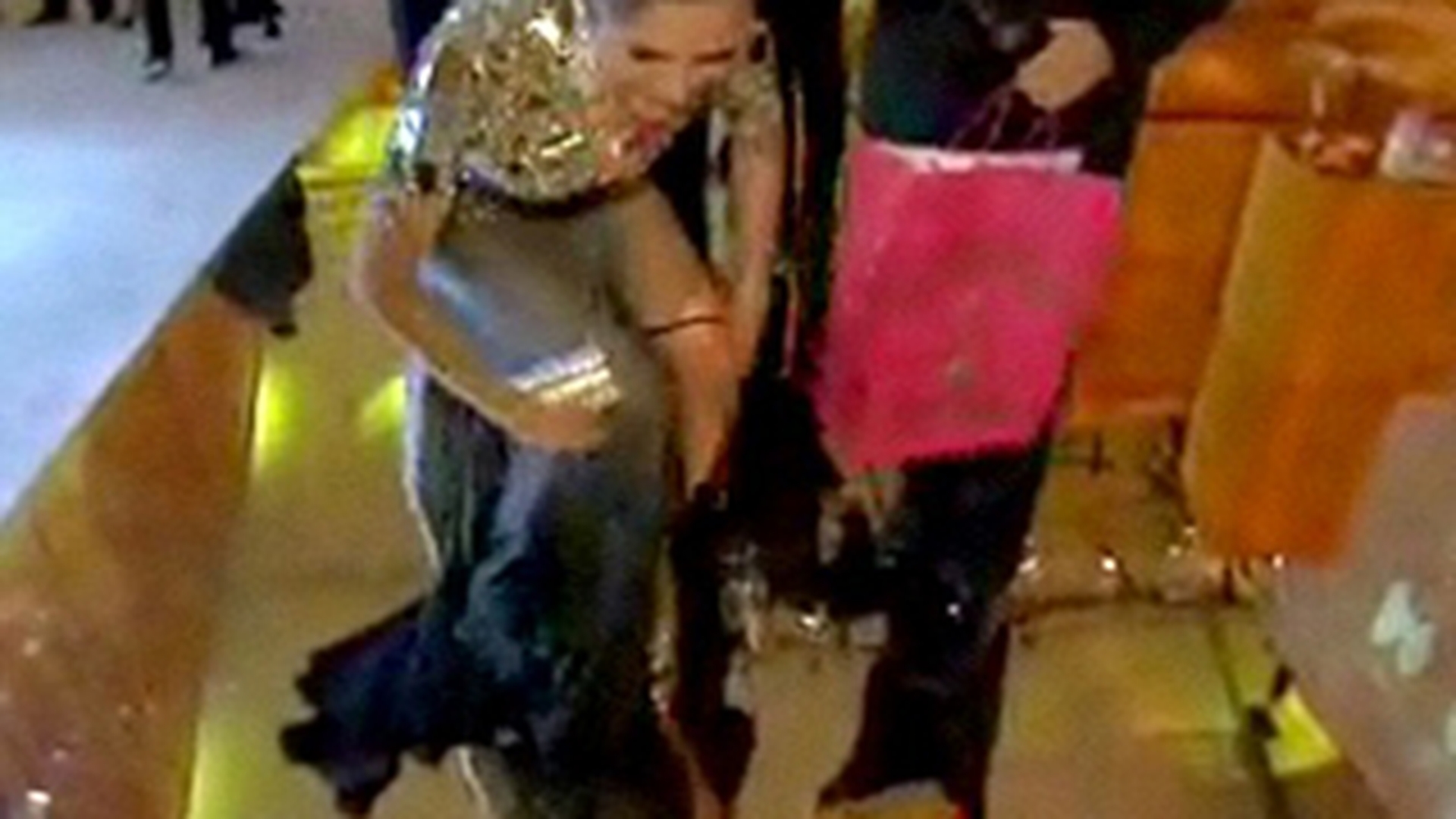 VIDEO Heidi Klum si-a dat chilotii jos in fata camerelor de filmat