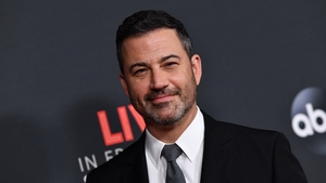 Jimmy Kimmel se apără după ce a numit-o pe Melania Trump „văduvă în devenire”. Prezentatorul respinge acuzațiile de incitare la violență venite din partea Casei Albe