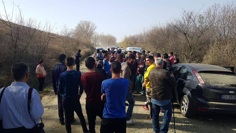 Oamenii din sat, nemulțumiți că le sunt tăiați porcii