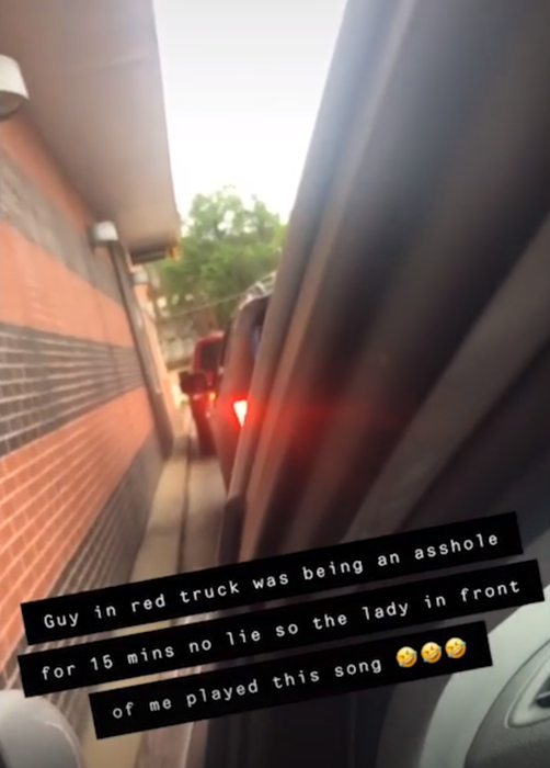 Scandal la un McDonald’s! Ce a făcut o femeie care stătea la coadă la drive-thru întrece orice imaginație. Oamenii și-au scos telefoanele și au început să filmeze imediat