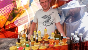 El e ”Regele albinelor”! Ne-a dezvăluit cum să recunoști mierea naturală și…