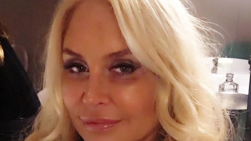 Vica Blochina s-a pozat în lenjerie intimă, nemachiată şi necoafată! Fosta balerină le dă clasă la 40 de ani tinerelor de 20