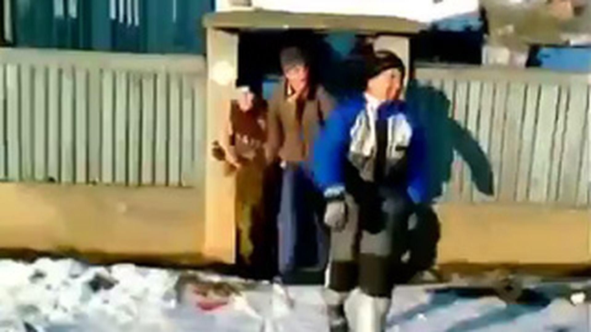 Mai tare de atat nu se poate! Trei tarani pe o sanie fac praf un gard in care se izbesc in plin - Vezi cum si-au riscat viata in gluma