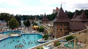 De Sfânta Maria, turiștii au luat cu asalt o stațiune celebră din România. Prețurile mici și condițiile excelente îi atrag ca un magnet