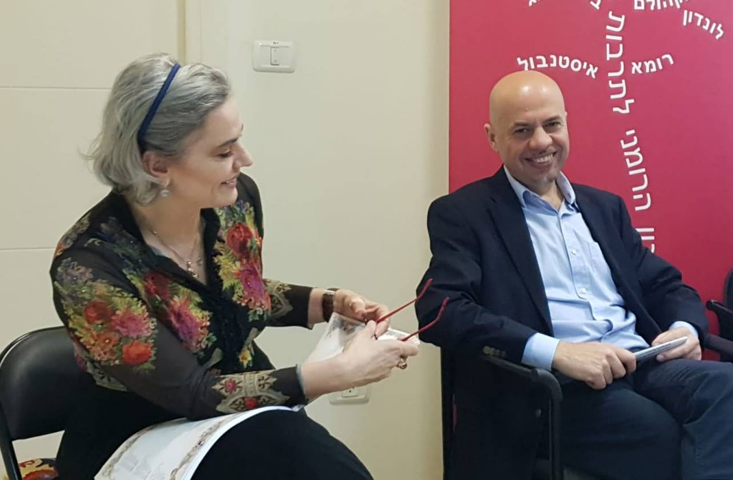 Maia Morgenstern, primele declarații despre oamenii care se roagă la chipul ei într-o catedrală din Columbia. Pe pereții lăcașului sunt poze cu actrița