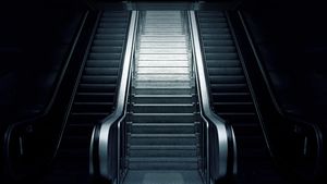 Scene horror în stația de metrou Piața Unirii. Un bărbat cu hainele pline de sânge ținea un topor în mână