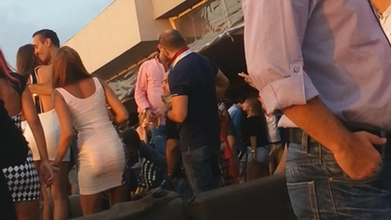 Habtoor a facut-o lata din nou! Printul Max a mutat Dubaiul pe plaja din Mamaia! Uite-l cum saruta cu foc o bruneta, pe masa