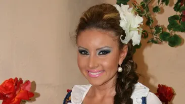 Roxana Vasniuc e aiurita sau doar... indragostita? I-a luat foc casa in timp ce vorbea la telefon