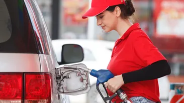 Preț carburanți înainte de Florii: benzina se ieftinește puternic, motorina rămâne scumpă. Cât plătesc românii la pompă