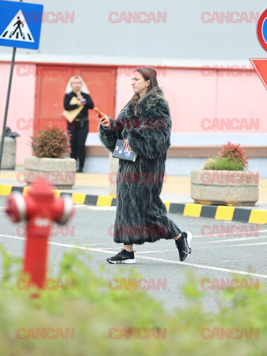 Adela Popescu a ieșit de la mall cu o carte în mână