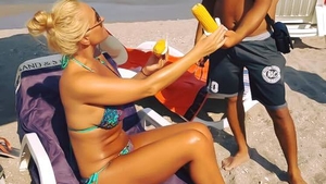 VICA are pofte! Aflată la mare, blonda i-a cerut unui bărbat să-i dea…