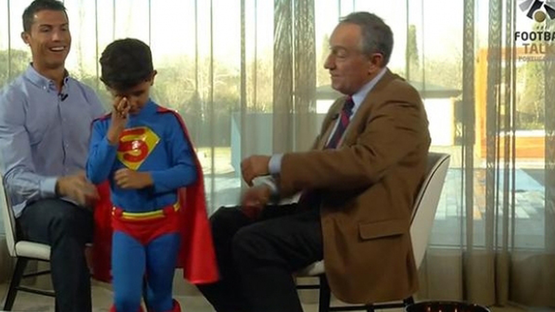 S-a deghizat in Superman! Fan declarat al lui Messi, baiatul lui Cristiano Ronaldo a oprit un interviu al tataui sau