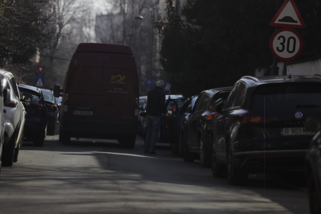 Dan Diaconescu, în fața vilei sale după ce și-a luat fiica de la școală