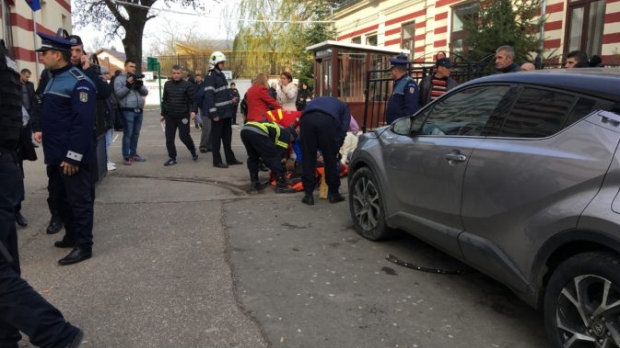 Directoarea unei şcoli din Buzău a intrat cu maşina în şapte oameni! A confundat frâna cu acceleraţia! Autorităţile au activat planul roşu de intervenţie