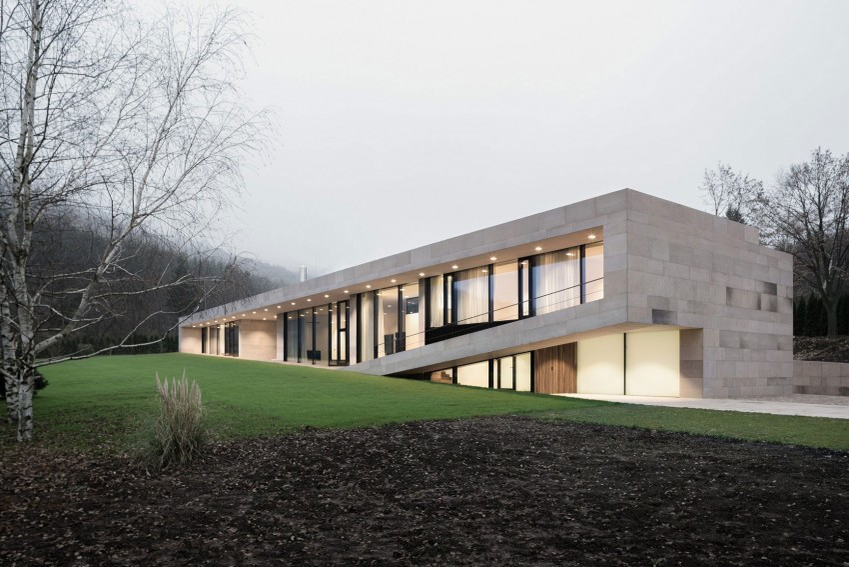 Casa din piatră – rafinament şi eleganţă! Designul unic şi amplasamentul o fac o raritate! Cum arată la interior