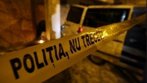 Un ieșean a fost găsit cu gâtul tăiat, în casa unui prieten