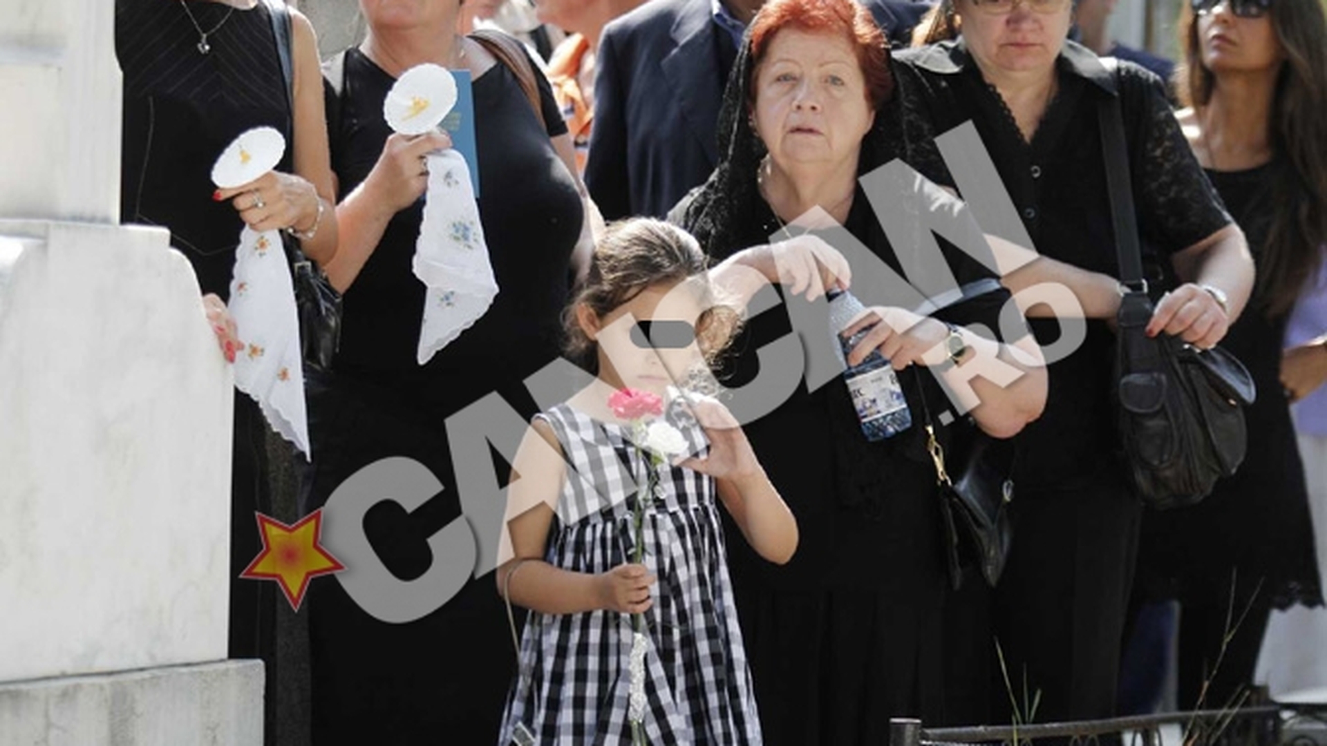 Micuta Stefanie, cu ochii tristi si incercanati, la capataiul mamei sale! Fiica Mihaelei Ursuleasa a fotografiat, trista, toata inmormantarea!