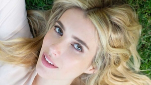 Emma Roberts, la plimbare cu burtica de gravidă. Cum arată celebra actriță, însărcinată în ultimul trimestru
