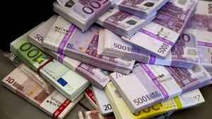 Curs valutar BNR, marți, 14 ianuarie. Euro se apropie de 4,8 lei, dolarul american scade!