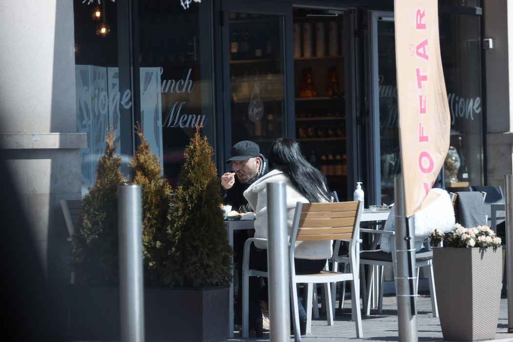 Cheloo și bruneta misterioasă au mâncat, au băut o cafea și au fumat (Foto: CANCAN.RO)