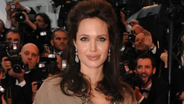Angelina Jolie isi cauta perechea!