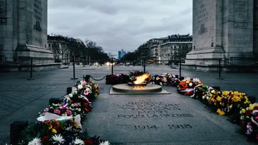 Scandal uriaș în Franța după ce un bărbat și-a aprins o țigară de la flacăra mormântului Soldatului Necunoscut