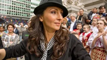 Mihaela Radulescu, in sanii goi, din nou! Si-a turnat ulei in valuri pe corp, s-a asezat pe sezlong si...