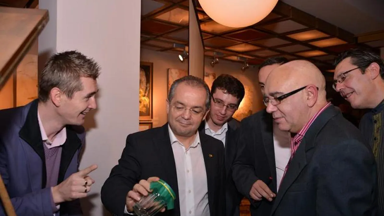 Emil Boc si-a gasit job dupa alegeri! A devenit asistentul mentalistului Cristian Gog!