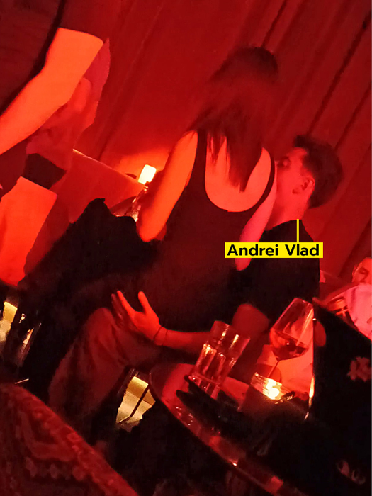 Andrei Vlad o ține în brațe pe sexy-brunetă