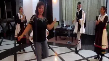 Milionara Corina Martin stie sa se distreze. A rupt ringul de dans pe muzica greceasca